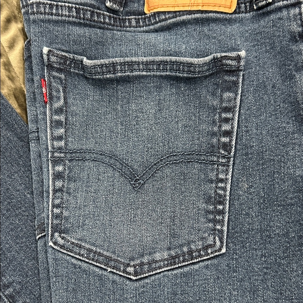 Levi's 514 Straight Fit Jeans - Picture 3 of 7